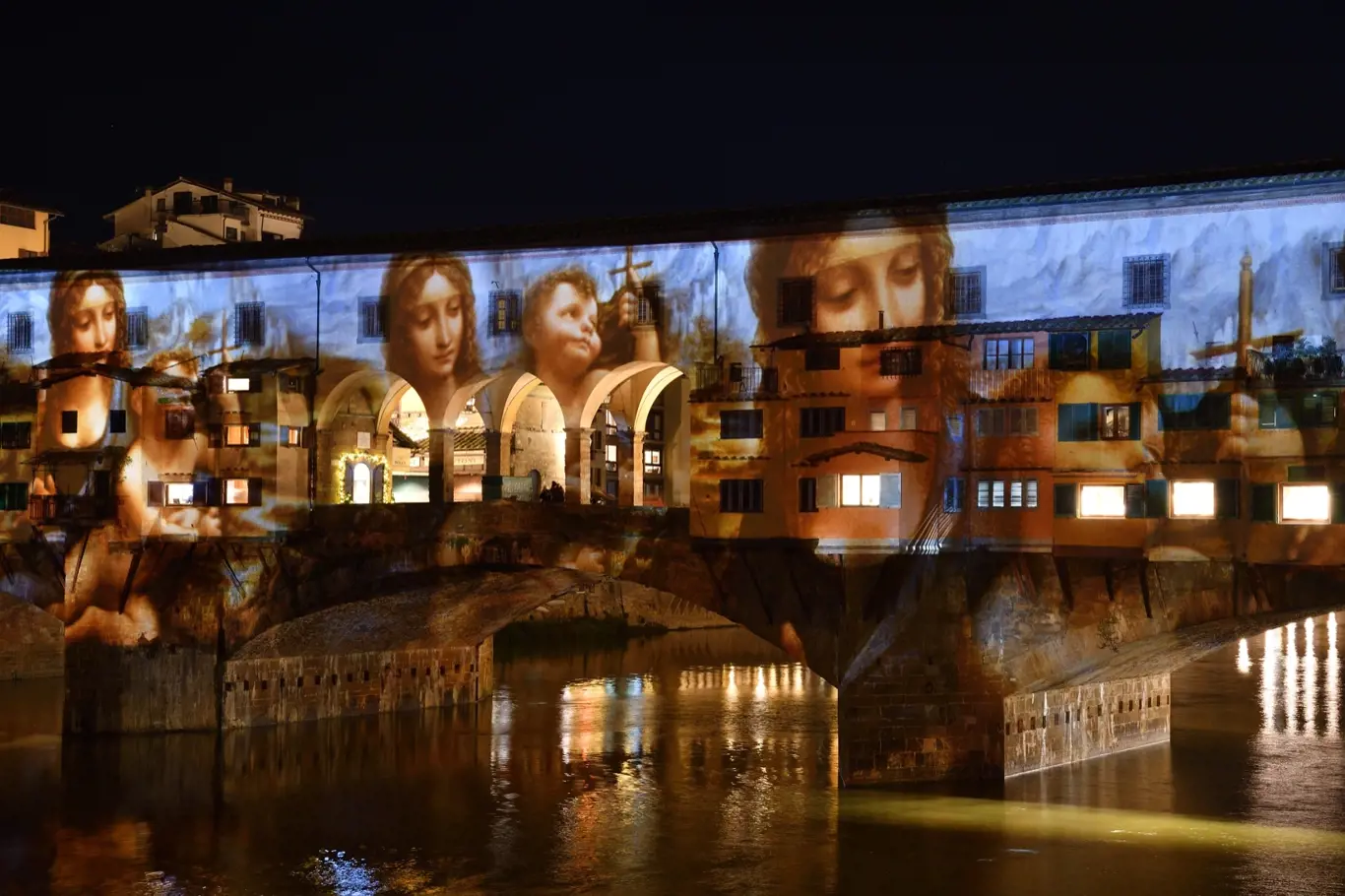 Florencie, slavný Starý most osvětlený u příležitosti Festivalu světel během vánočních svátků, 2018