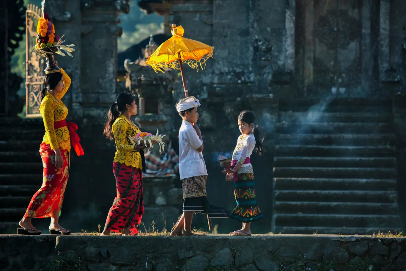 Lidé Bali při tradiční ceremonii v hinduistickém chrámu