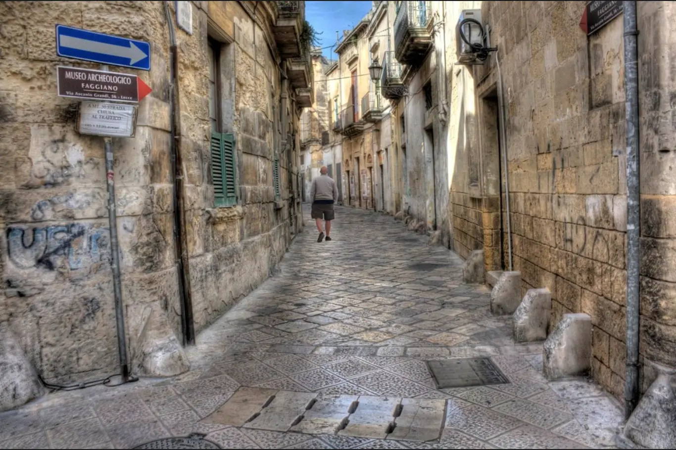 Ulice v italksém Lecce se směrovkou k muzeu