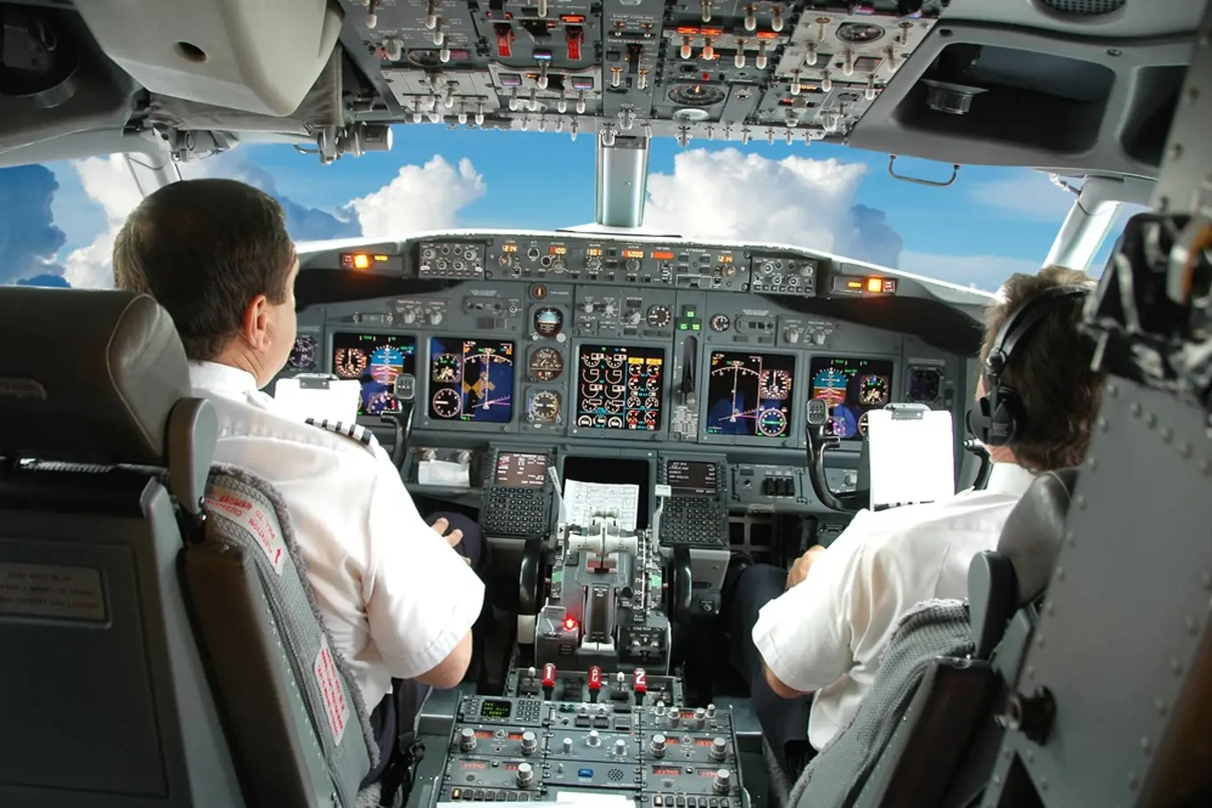 Sledování a monitorování přístrojů po dobu celého letu je nezbytnost.