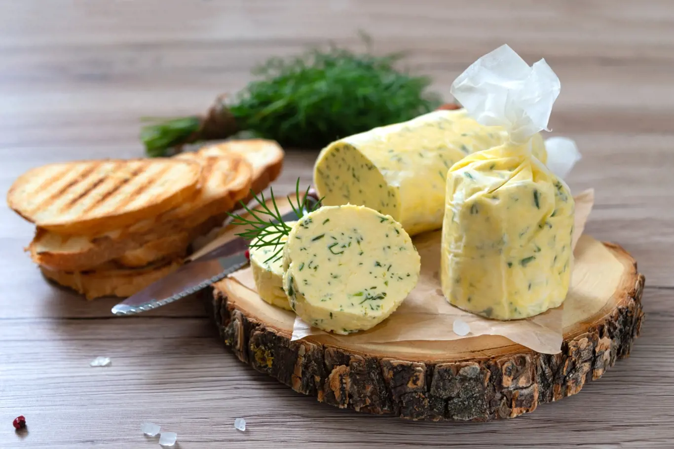 Bylinkové máslo je skvělá lahůdka, kterou připravíte rychle a jednoduše doma.