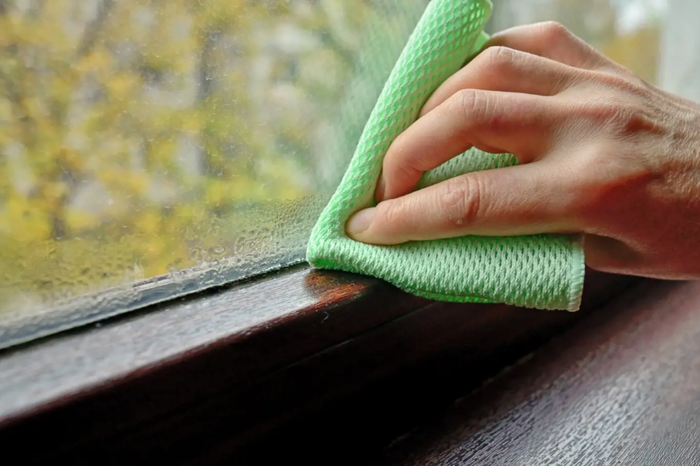 Vyzkoušejte jednoduchý roztok k umývaní okenních rámů.