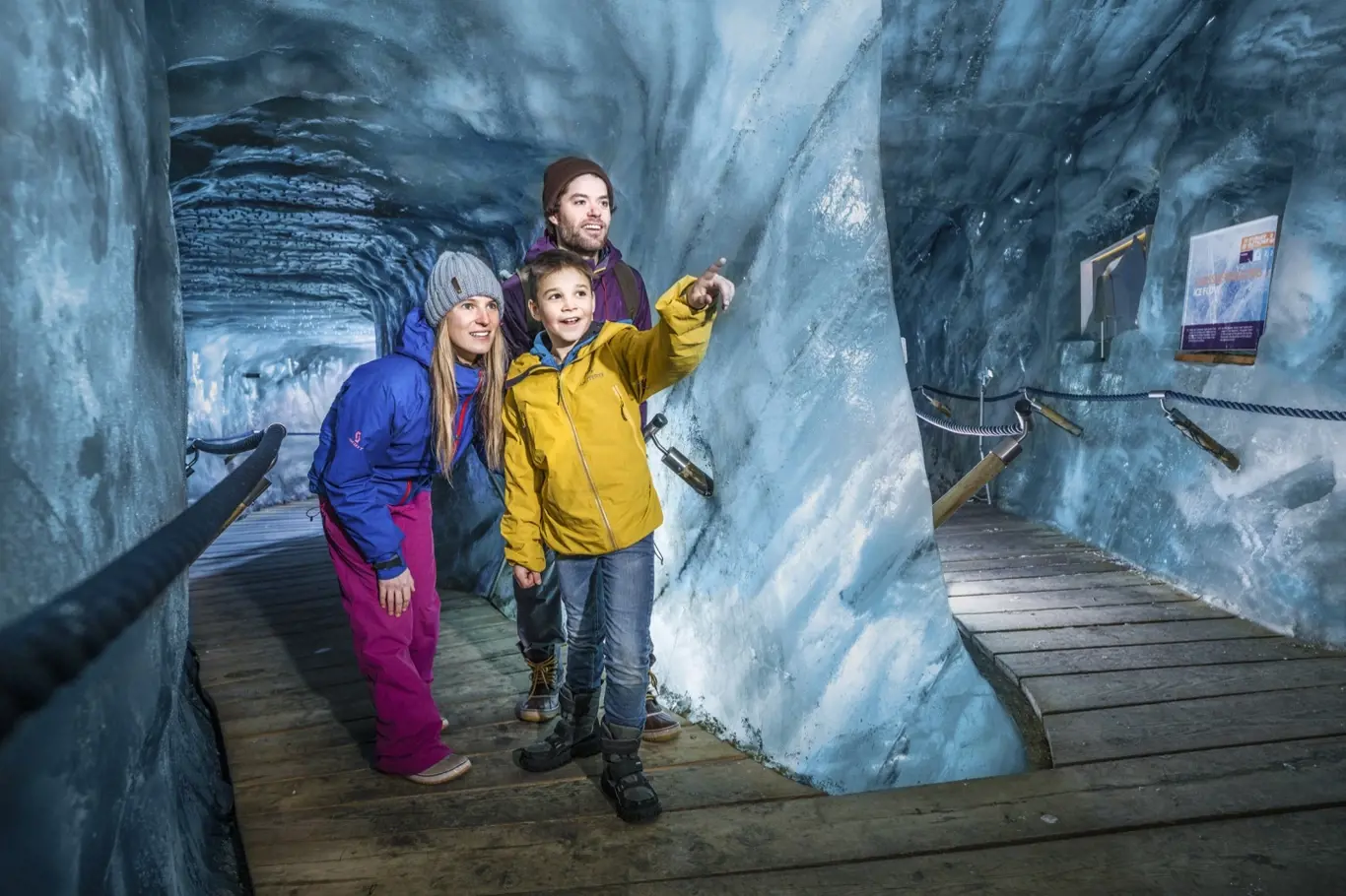 Návštěva ledovcové jeskyně na Hintertuxu je velký zážitek.