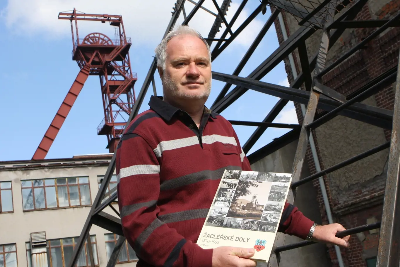Obrovskou historii má hornictví na Žacléřsku, uhlí se tam dolovalo 422 let.  Jeho dějiny popsal Jiří Mauer.