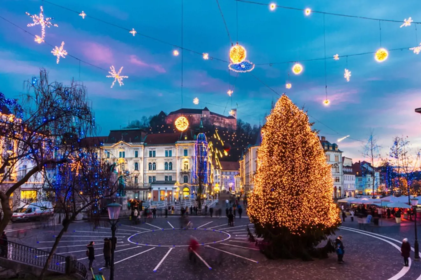 Vánoční výzdoba náměstí v Lublani.