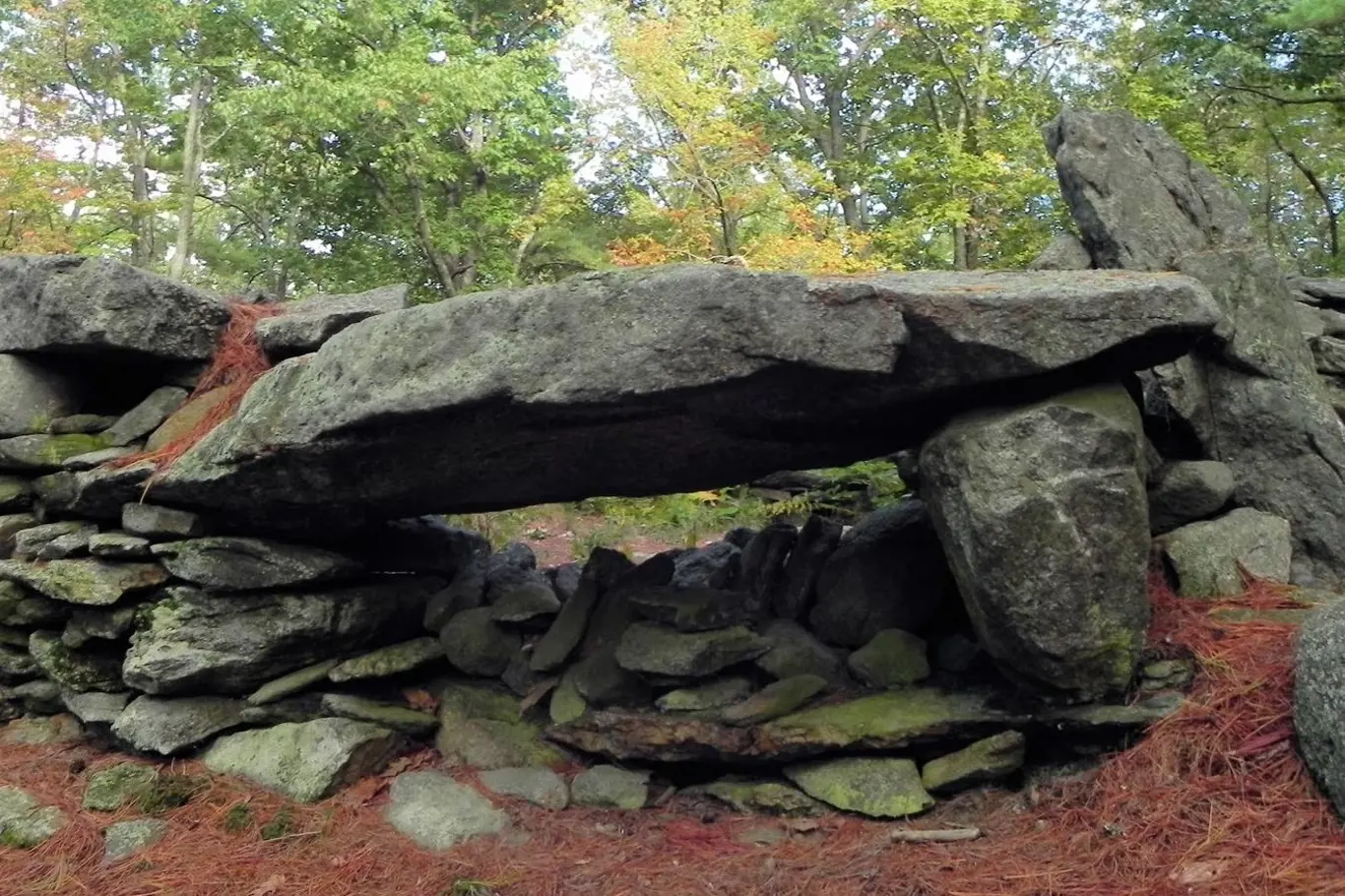 Místu s podivně nakupenými kameny se říká americké Stonehenge, dříve neslo název Mystery Hill, tedy záhadný kopec. 