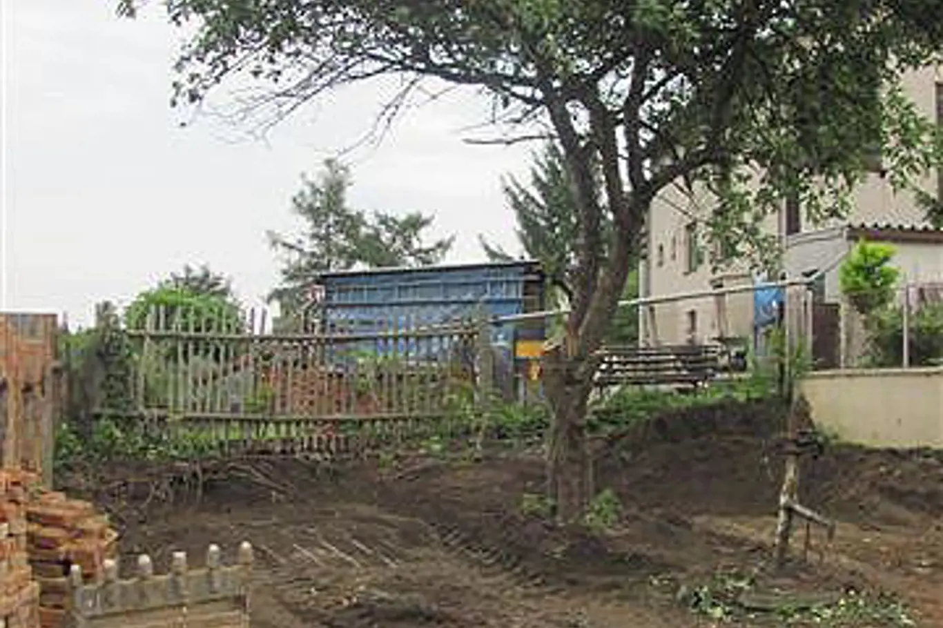 Zahrada v průběhu rekonstrukce domu