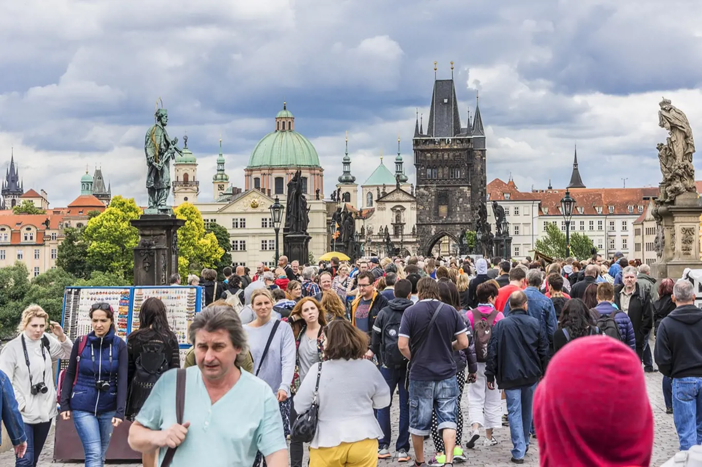 Bude celá Praha plná lidí tak, jako je dnes Karlův most? Podle unijních statistiků je reálný nárůst počtu Pražanů o pětinu do roku 2040. 