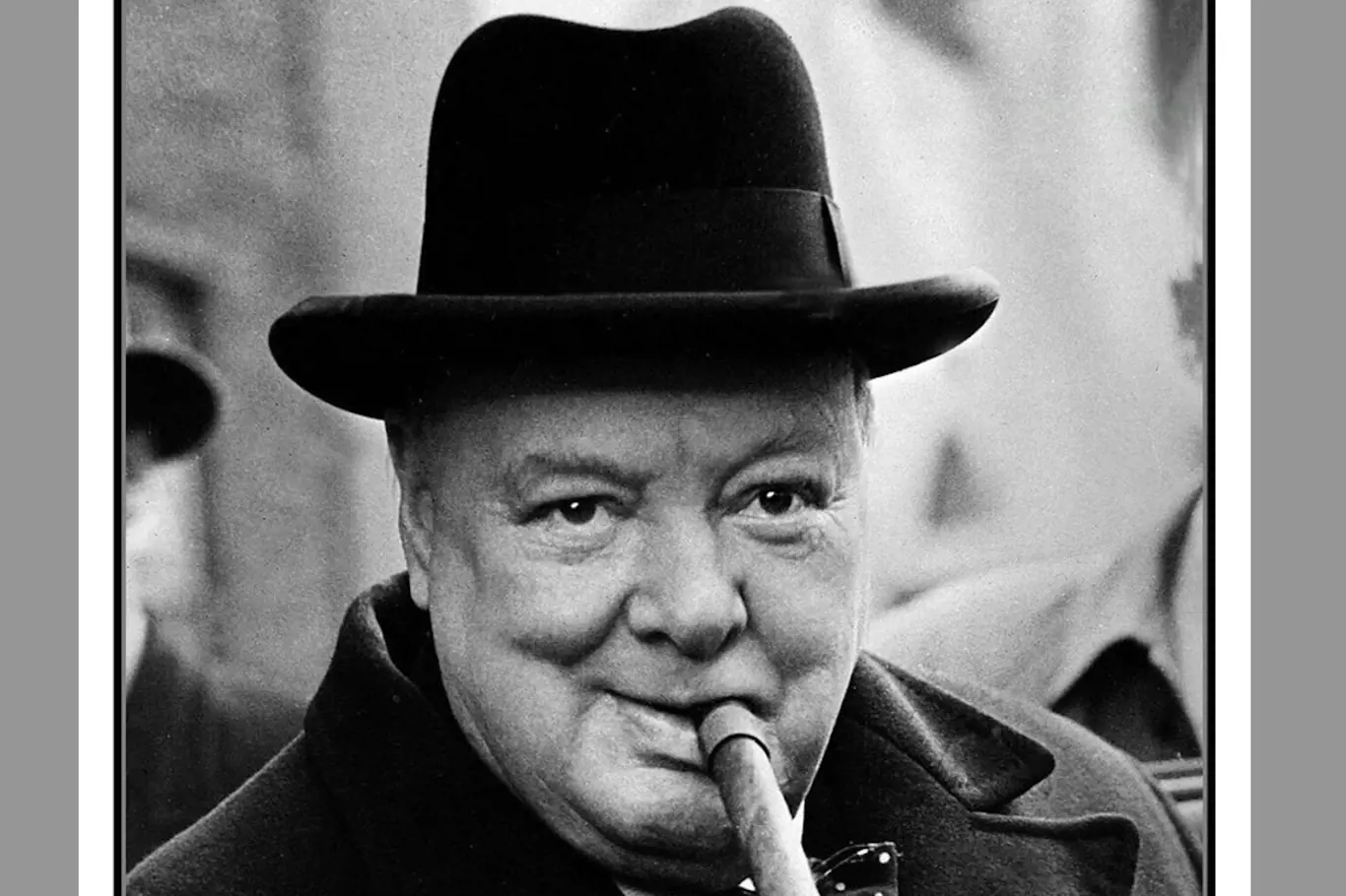 Sir Winston Churchill v jeho pověstném klobouku a s doutníkem