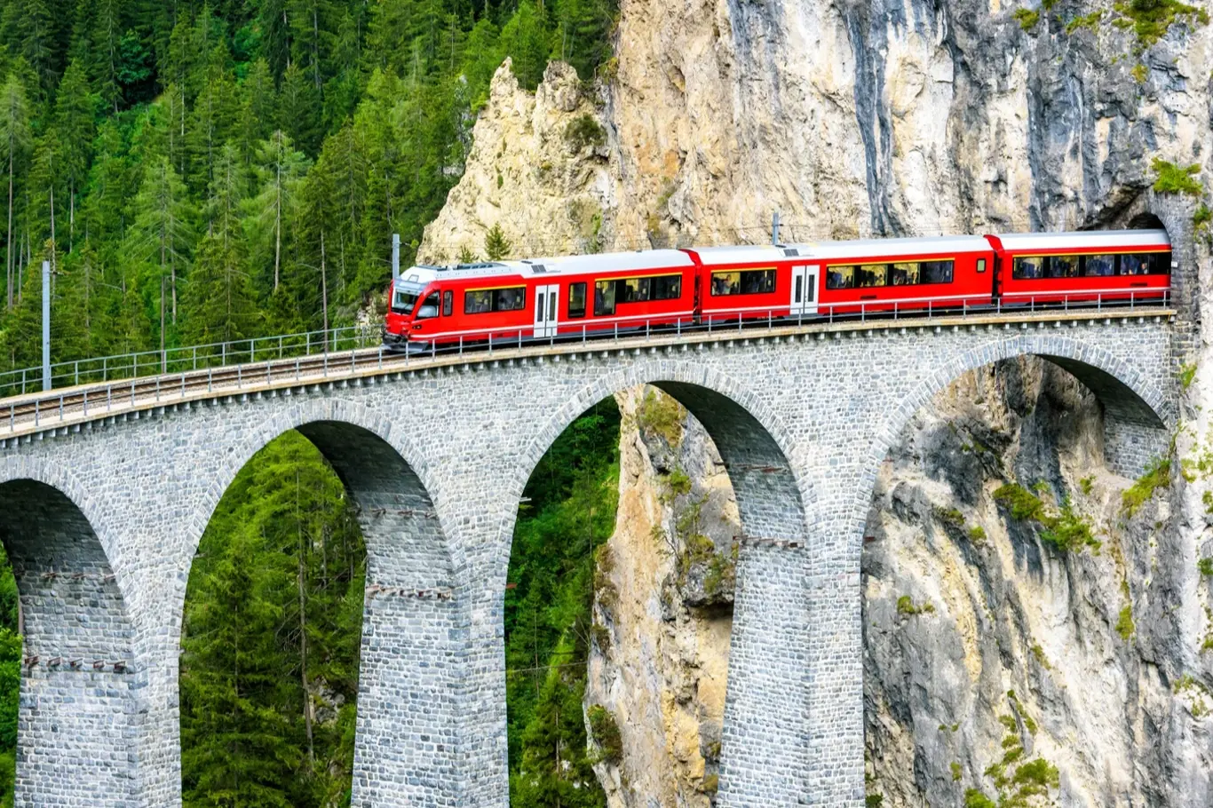 Koleje ve švýcarském Graubündenu vedou do železničního nebe