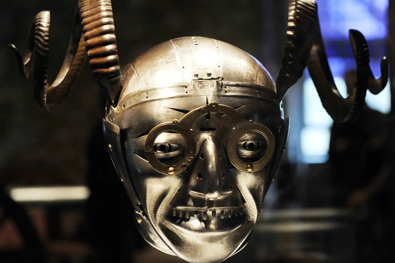 Pověstná a velmi "originální" rohatá helma Jindřicha VIII. od nejslavnějšího zbrojíře Konrada Seusenhofera