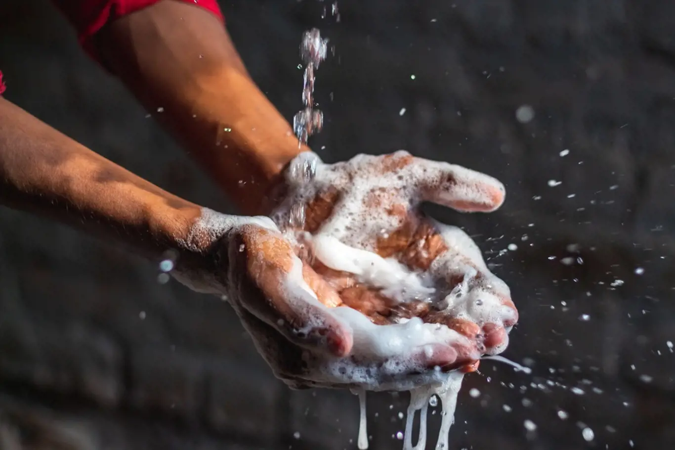 Pečlivé mytí rukou mýdlem a teplou vodou je zásadní