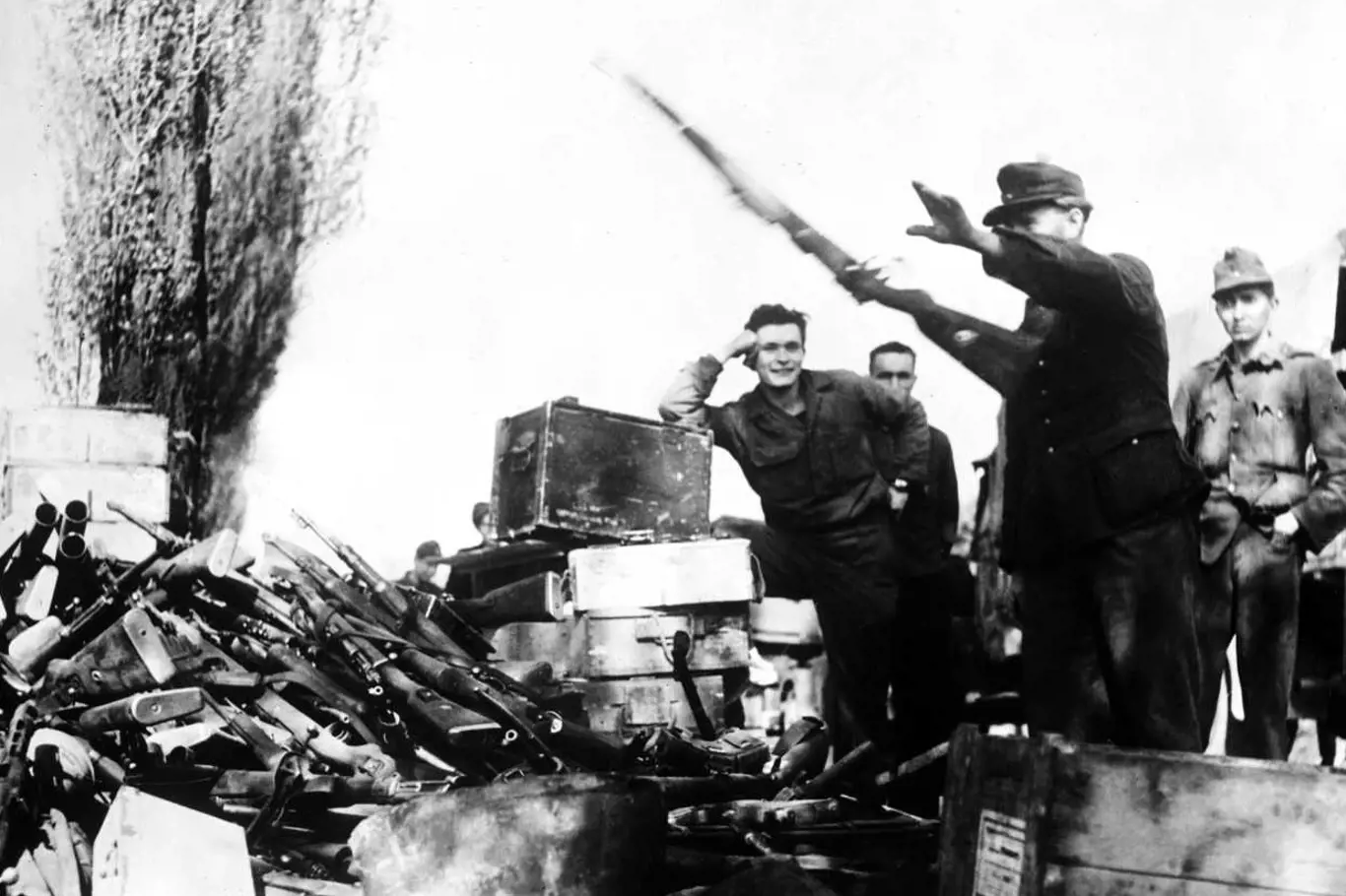 Pražské povstání – Na začátku povstání měli povstalci málo zbraní, ale díky některým německým jednotkám, které neviděly důvod k boji, získali potřebné pušky a samopaly k boji s fanatickými nacisty.