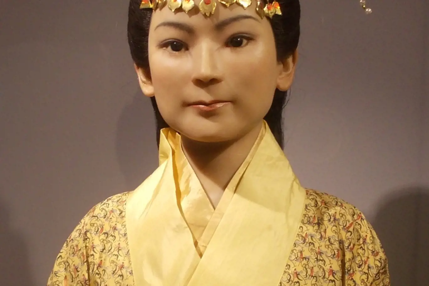 Xin Zhui (辛追), také známá jako Lady Dai, byla manželkou markýze Li Canga. Vosková reprodukce z obsazení její mumie objevená v Mawangdui.