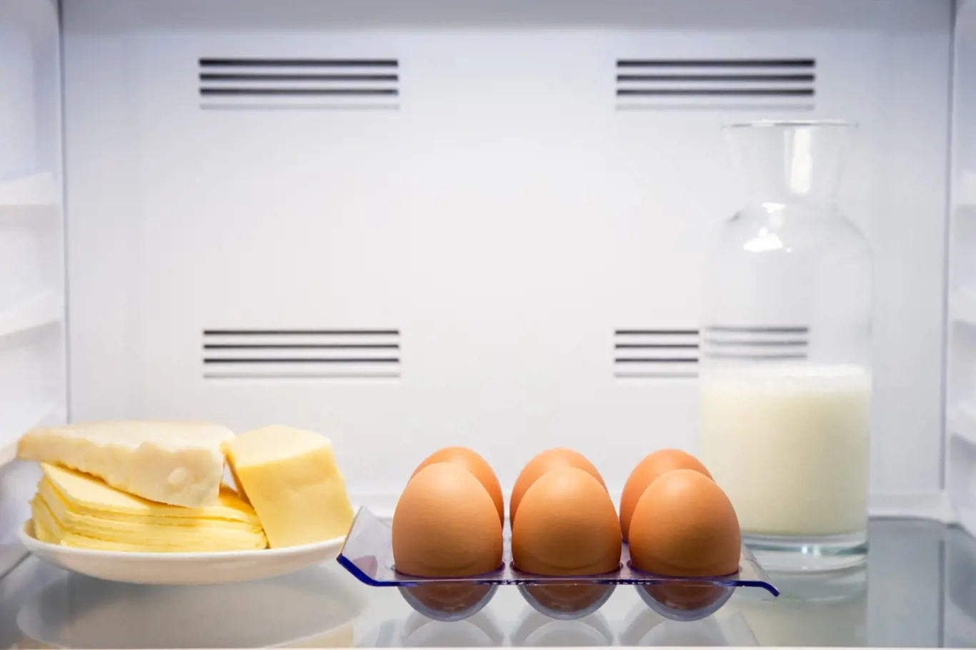 Koupená vajíčka do lednice ukládejte bez kartonového obalu.