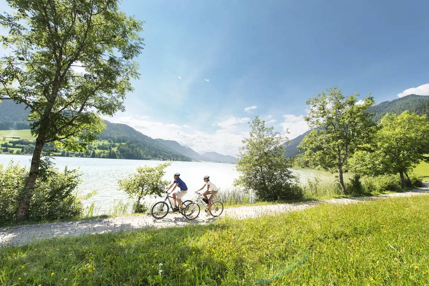 Cyklostezka podle jezera Weissen See