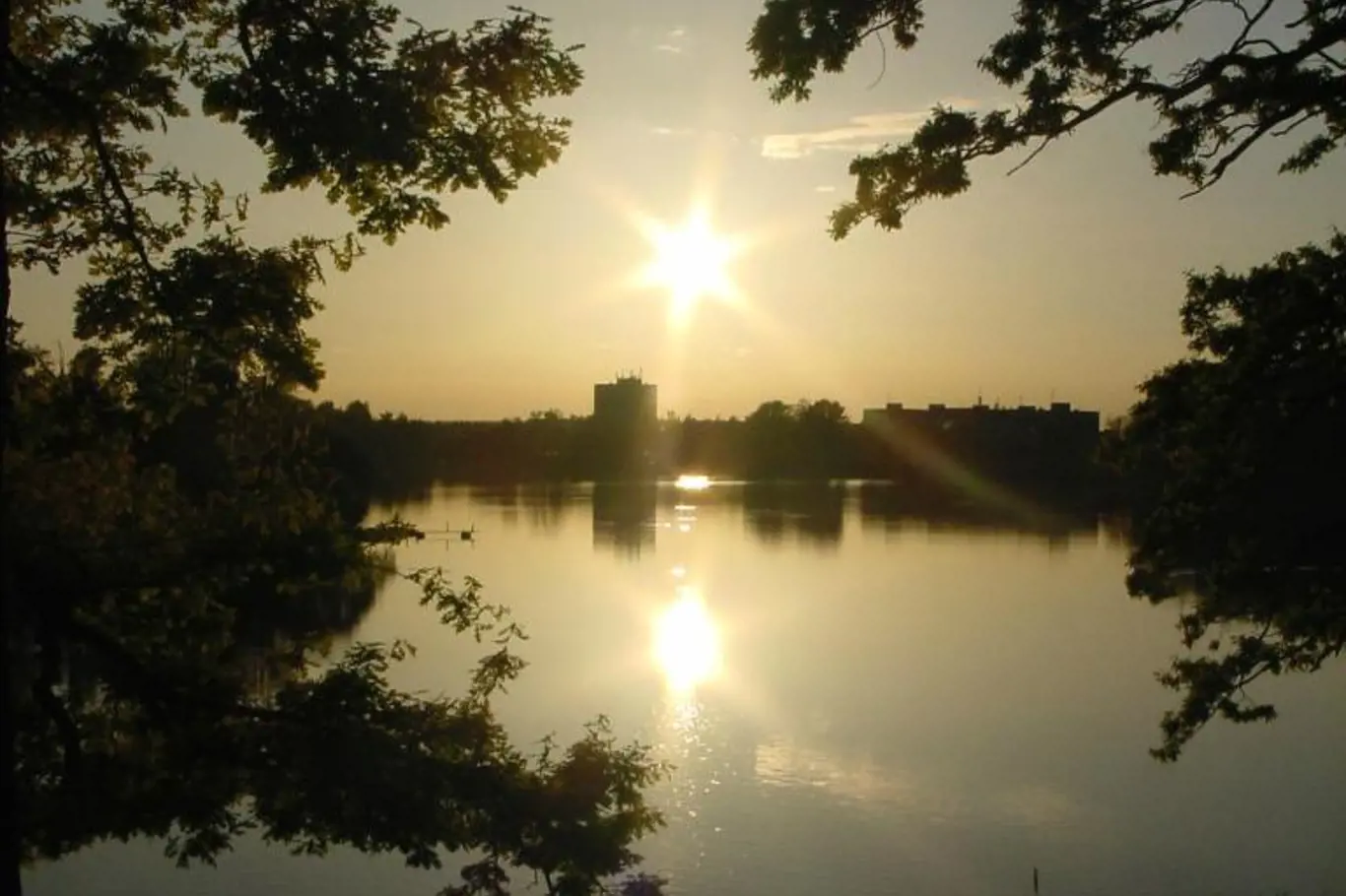 <p>Romantický západ slunce nad rybníkem Svět</p>
