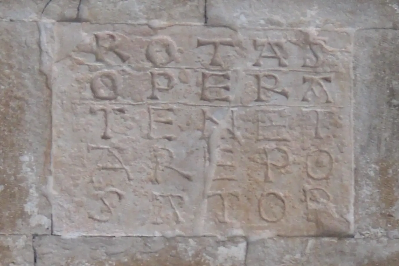 Satorův čtverec na náměstí Svatého Petra ad Oratorium z 8. století v Itálii