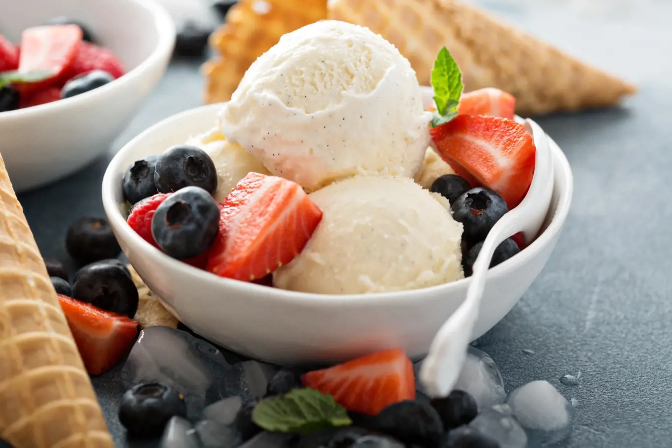 Pravá domácí vanilková zmrzlina má nenápadnou barvu slonové kosti a je plná vanilkových zrníček.