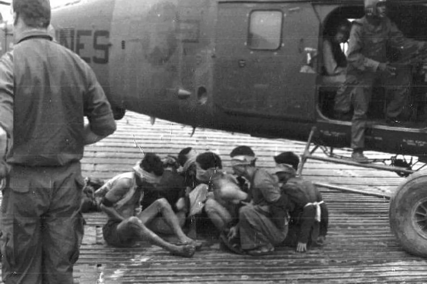 Vojáci Viet Kongu zajatí americkou námořní pěchotou mimo Dong Ha, RVN 1968