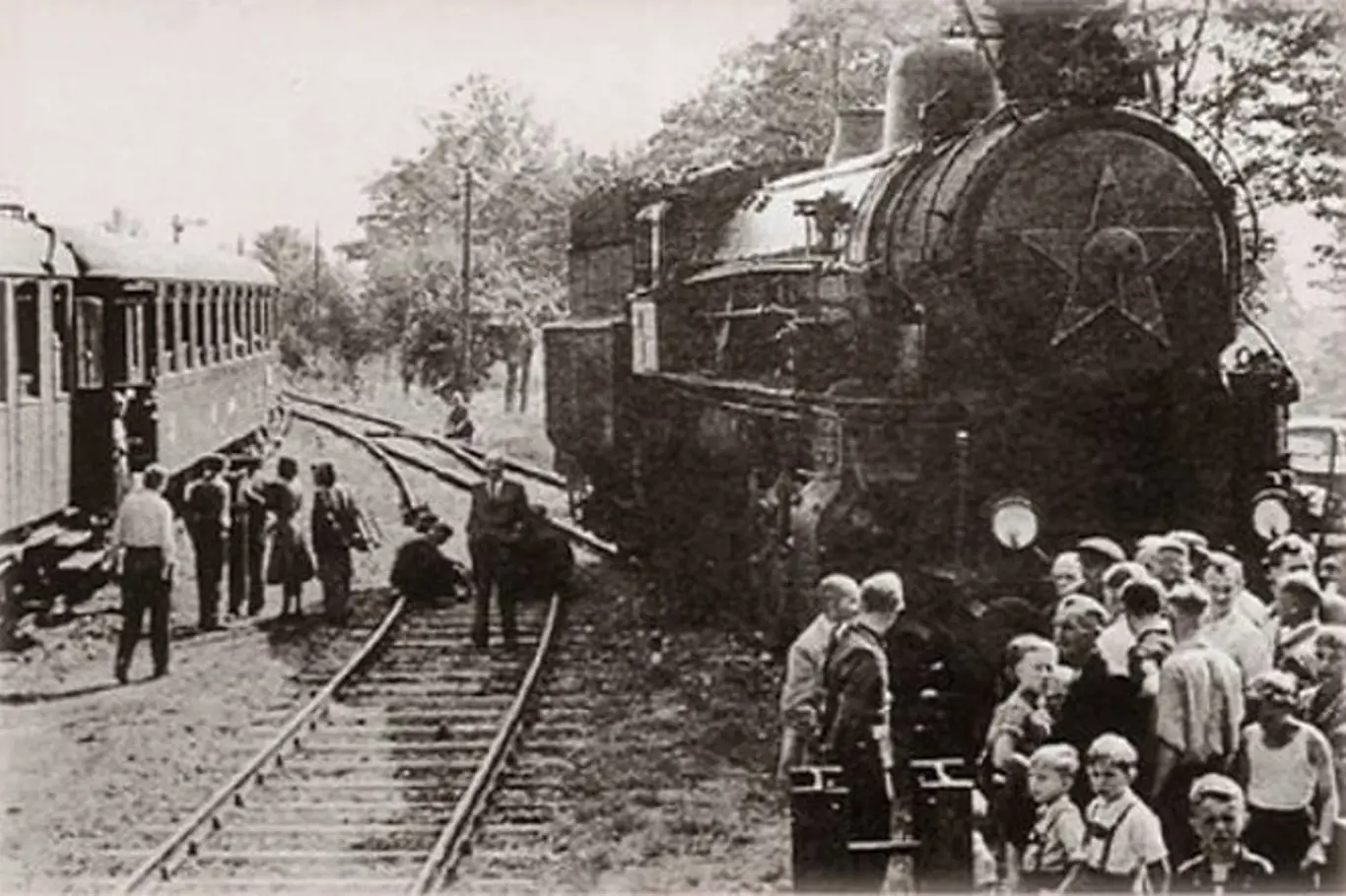 Vlak svobody a jeho cestující na nádraží v Selbu