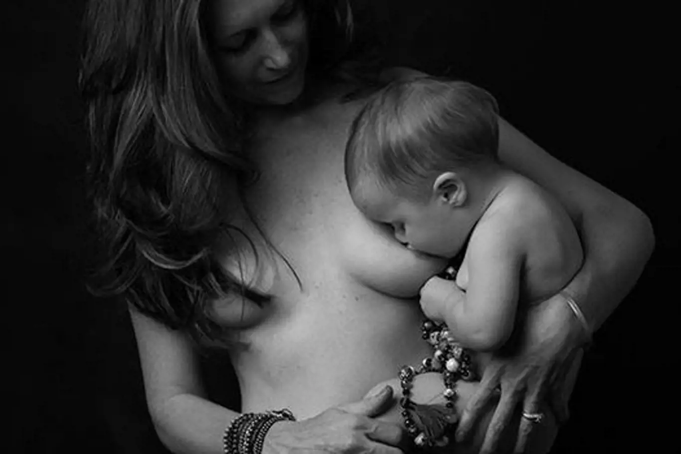 Odhalené fotky kojících nebo těhotných žen: Patří toto na sociální sítě?