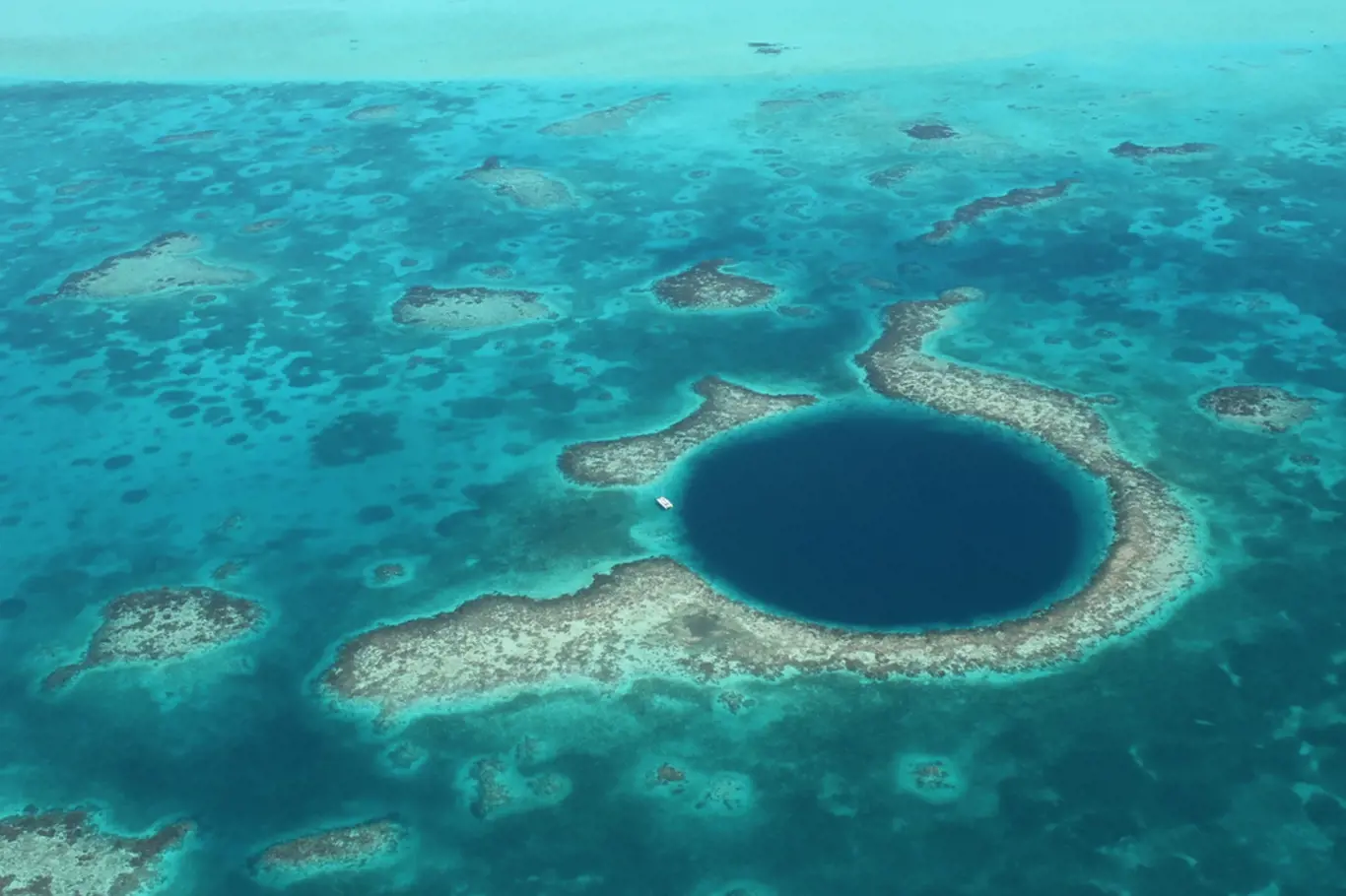 Letecký pohled na Velkou modrou díru u Belize, ilustrační obrázek