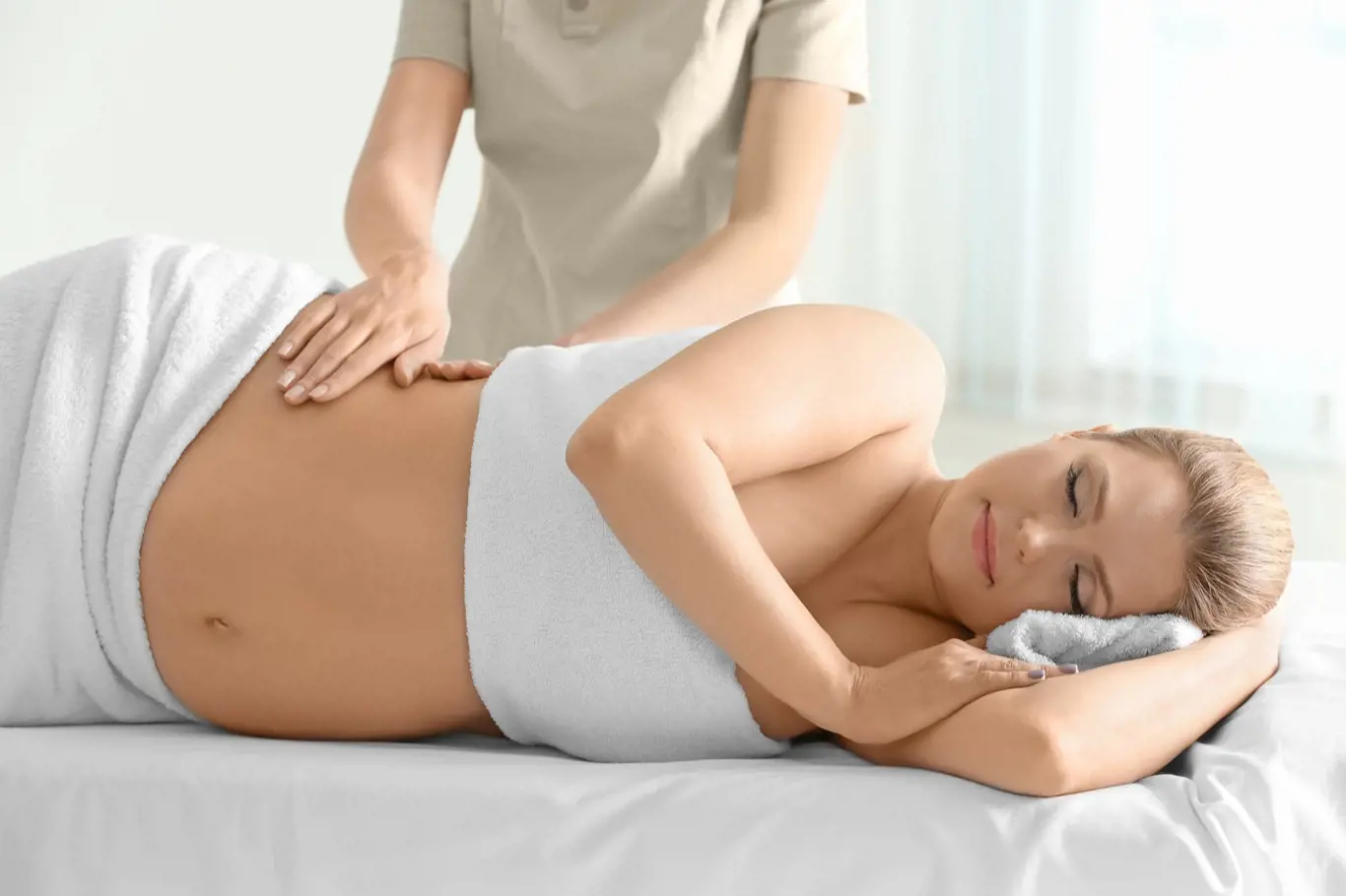Těhotenská masáž uleví vašim zádům a zmírní otoky nohou.
