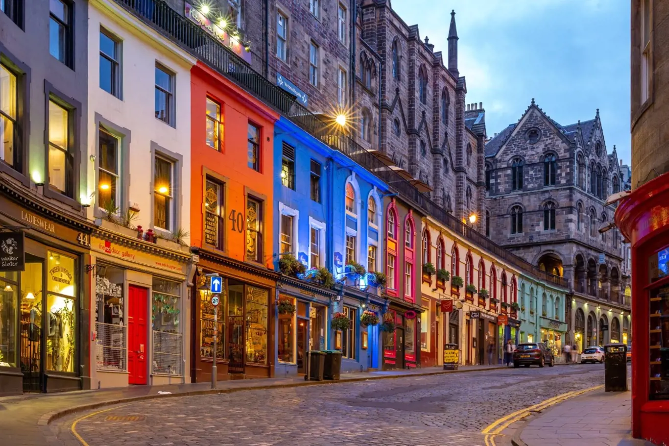 V centru Edinburghu čekají malebné obchody, útulné kavárny i tradiční hospůdky.