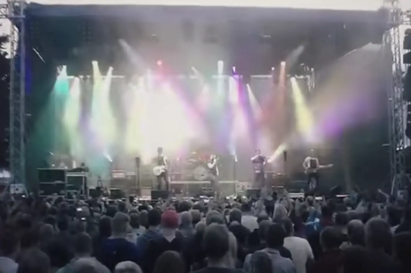 Záběr z živého koncertu kapely, která nazpívala hit Hrobař