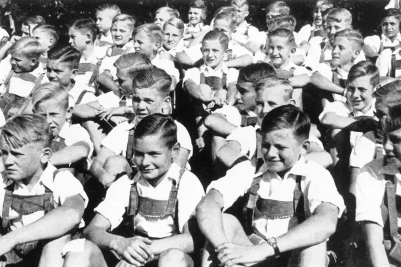 Hitlerjugend - uniformní nacistická mládež