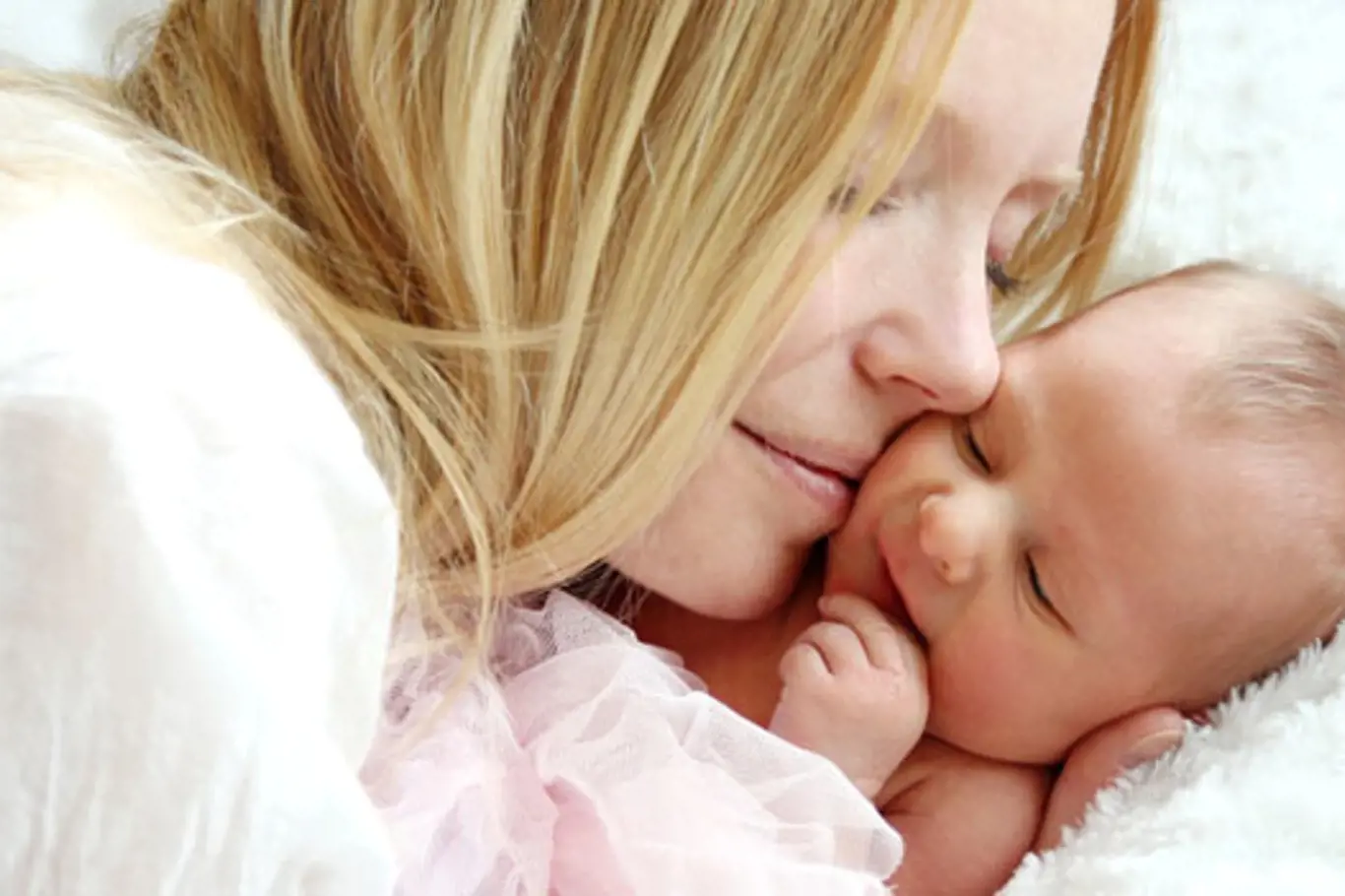 Pět zásad, které pomůžou vyřešit bolavé bříško plačícího miminka