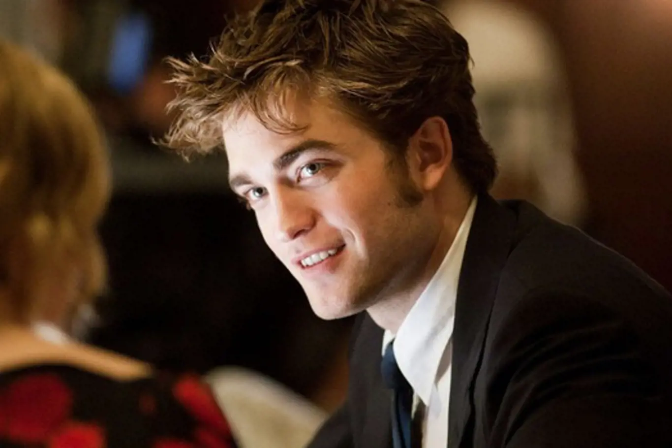 Krásný úpír Robert Pattinson přestal truchlit a začal randit