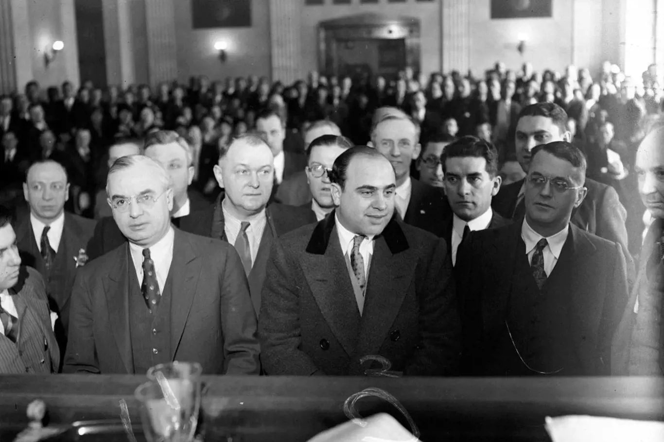Al Capone (uprostřed) před soudem v roce 1931