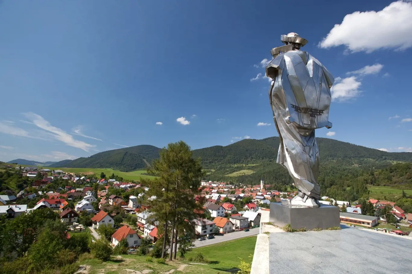 Socha Jánošíka shlíží na obec Terchová