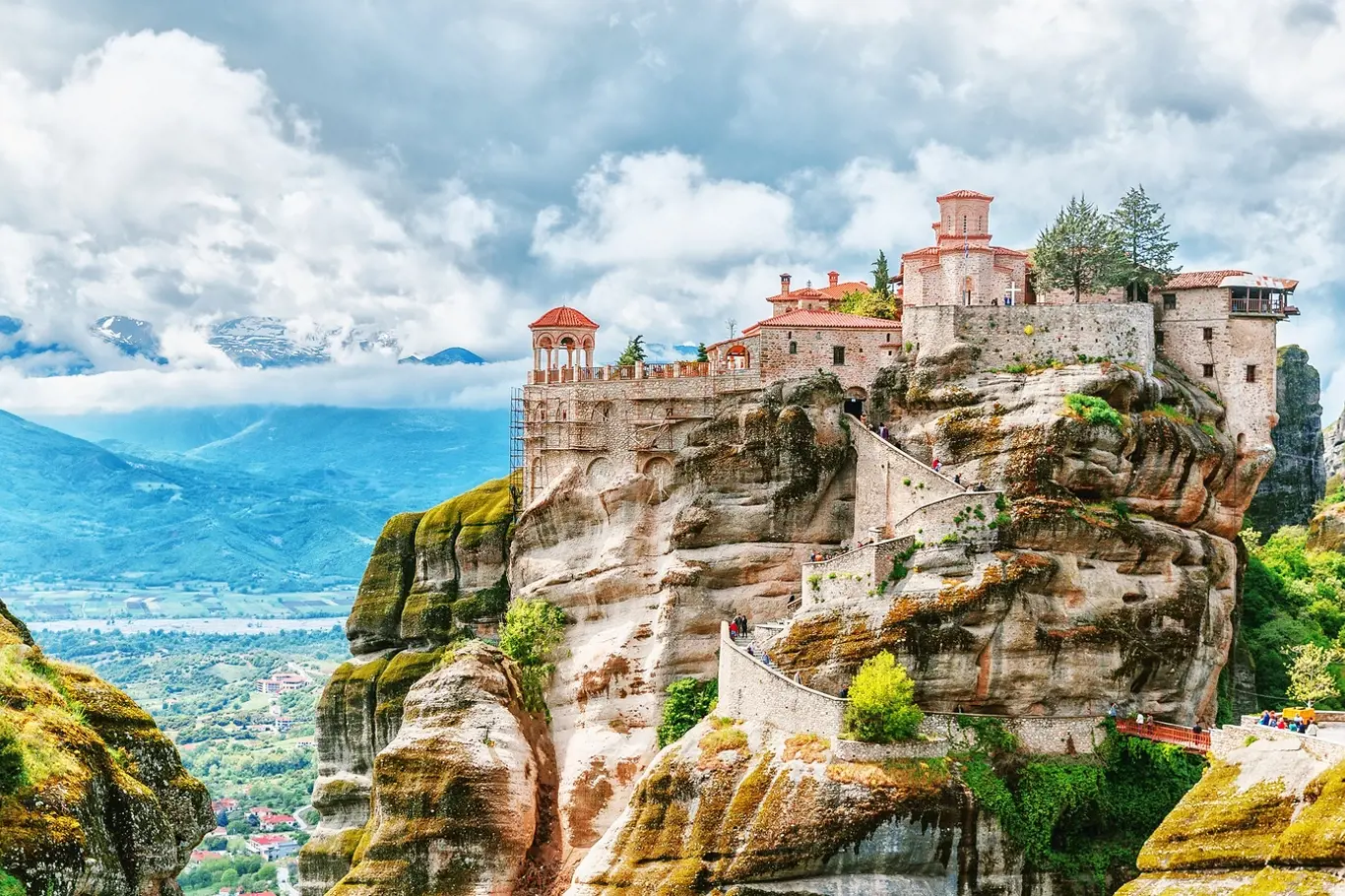 Monastýry na vrcholcích slepencových skal se těší velkému obdivu u turistů z celého světa