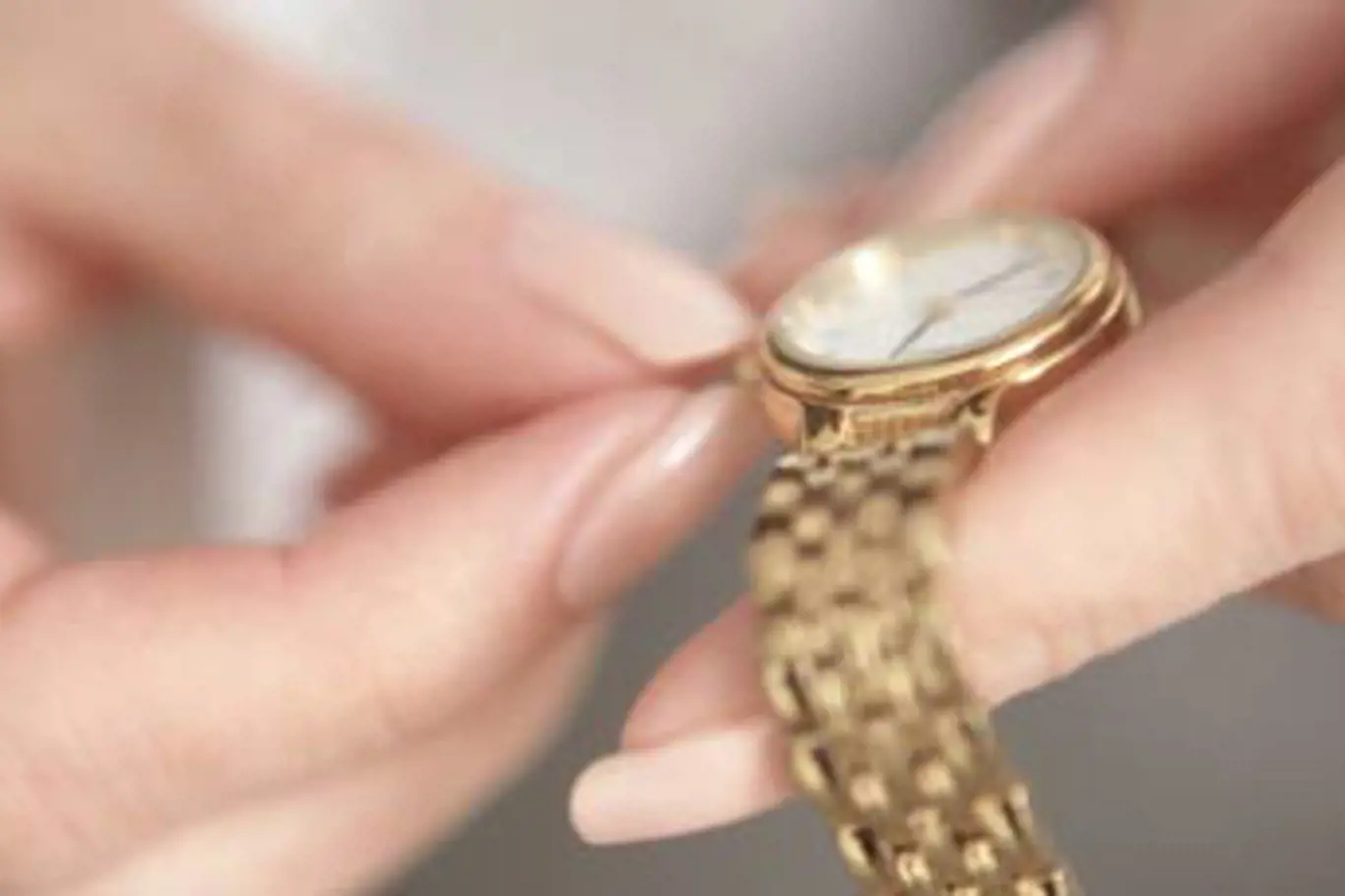 Ženy při nákupu hodinek věnují pozornost především jejich designu a provedení.