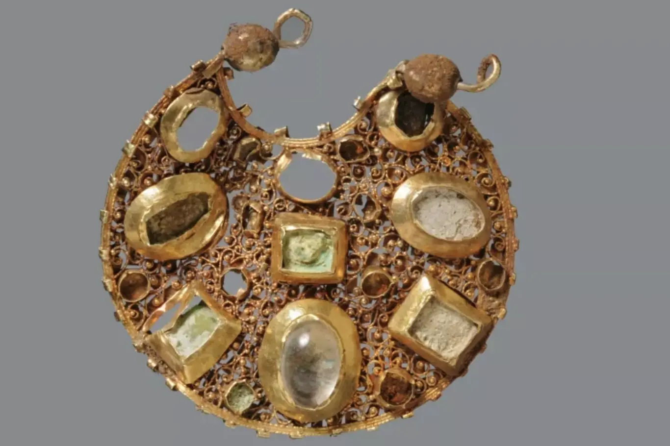 Nádherné byzantské náušnice coby součást vikinského pokladu
