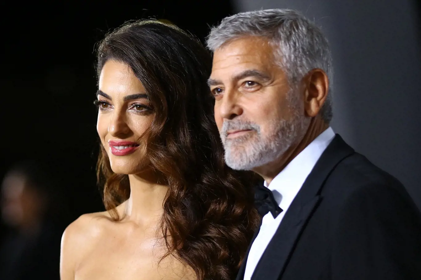 George Clooney s manželkou Amal Clooney. Hercova partnera je uznávaná právnička.