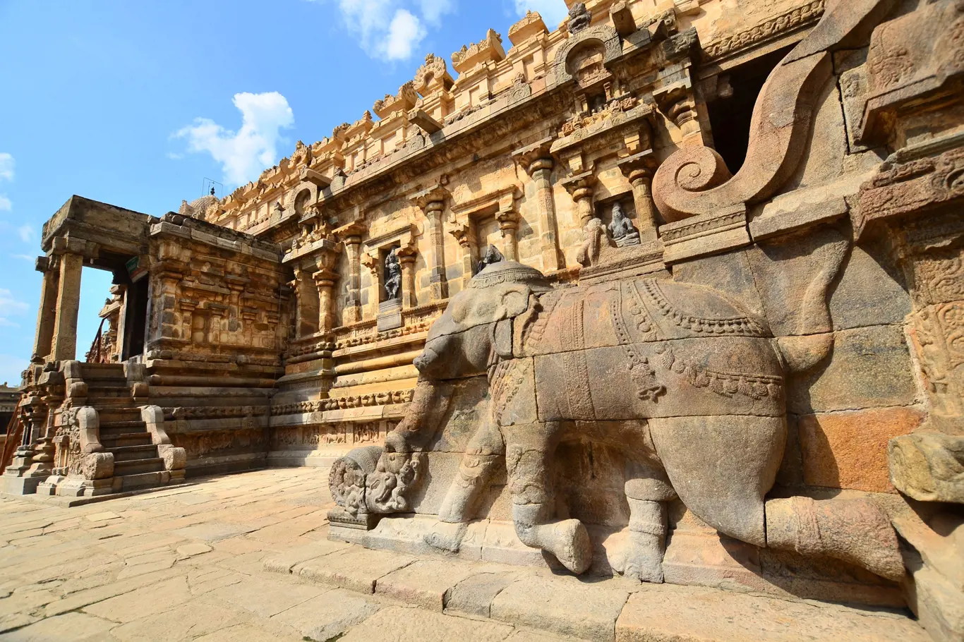 Vyřezávaný slon na zábradlí u vchodu do chrámu Airavatesvara, Darasuram, Tamilnádu, Indie. Jeden z velkých živých chrámů Čolů, zapsaný na seznamu světového dědictví UNESCO.