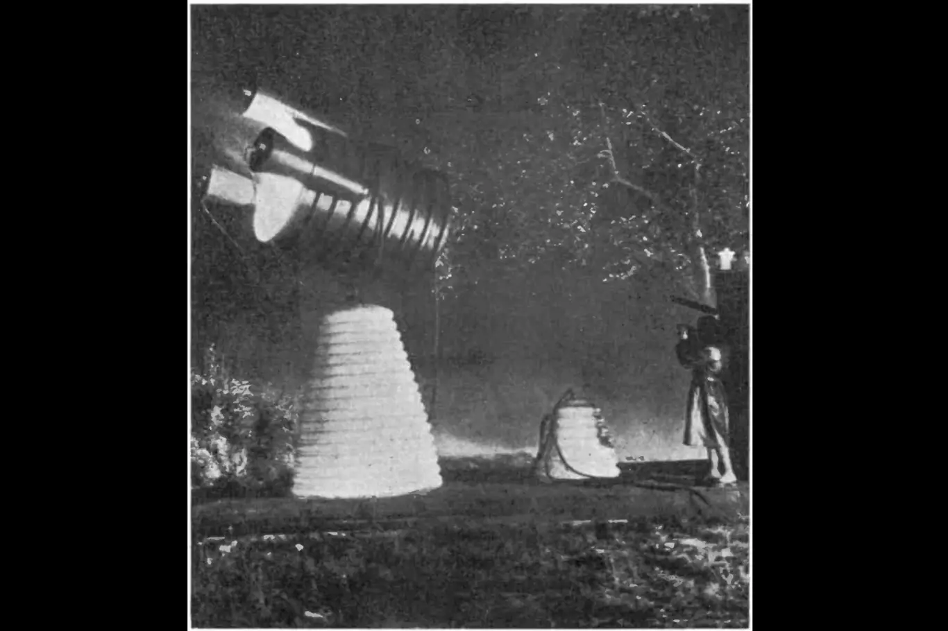 Fotografie, která údajně ukazuje noční demonstraci paprsku na ostrově Flat Holm, Rok 1925.