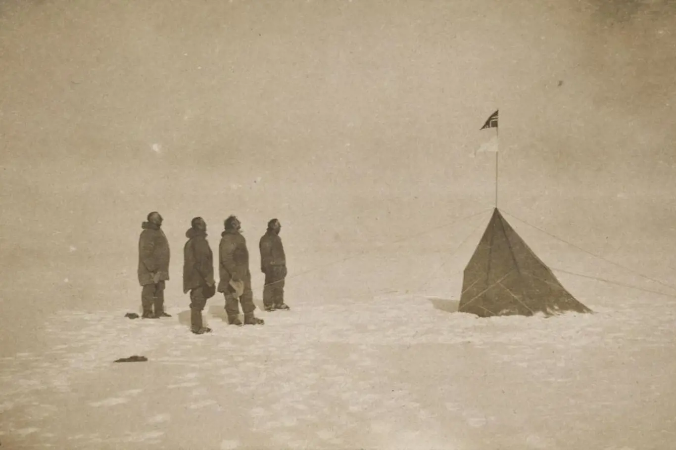 <p>Norská expedice dobyla jižní pól 14. prosince 1911. Její členové se s pohnutím dívají na vlajku r