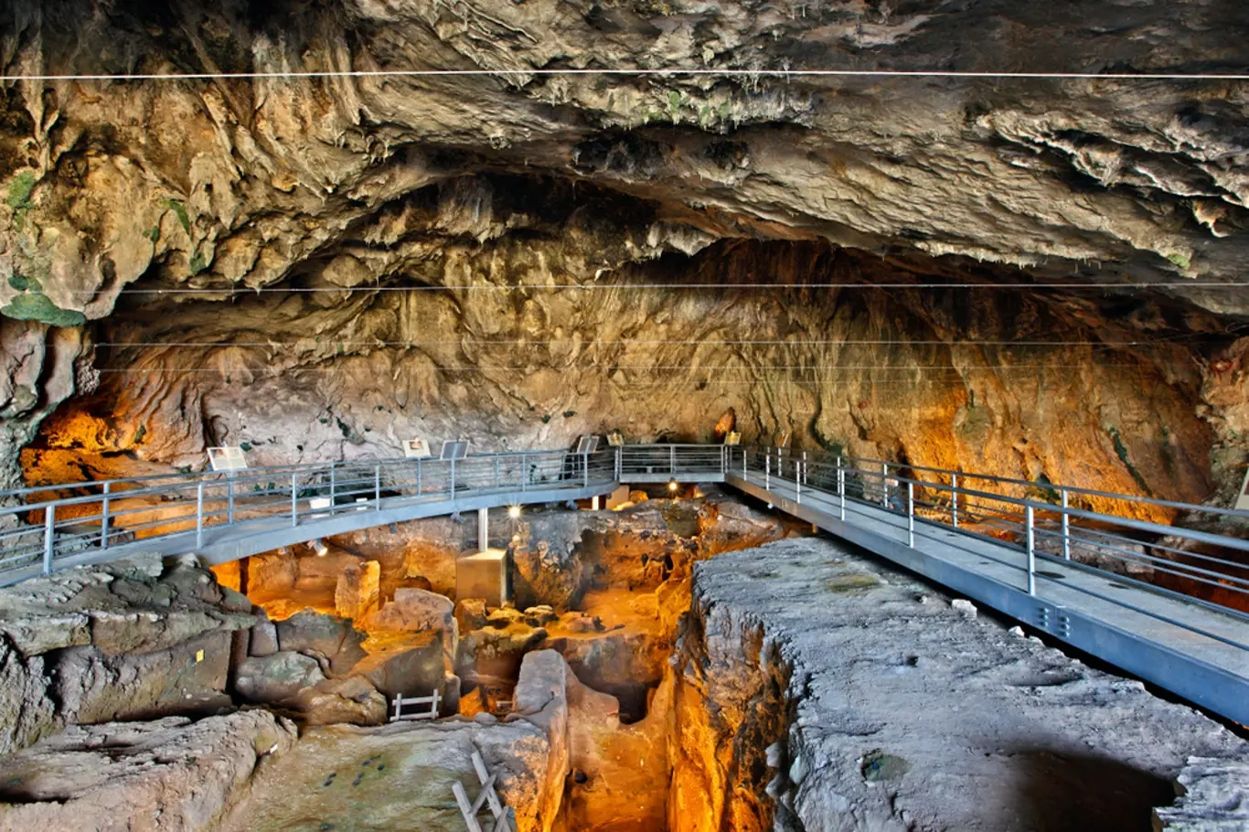 Jeskyně Theopetra v Řecku, kde byla nalezena kostra mladé dívky
