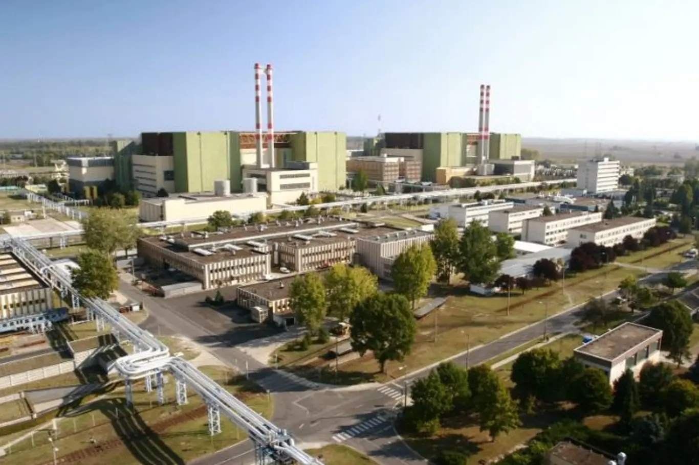 Pohled na starší bloky jaderné elektrárny Paks v Maďarsku. Do 10 let k nim mají přibýt dva nové.