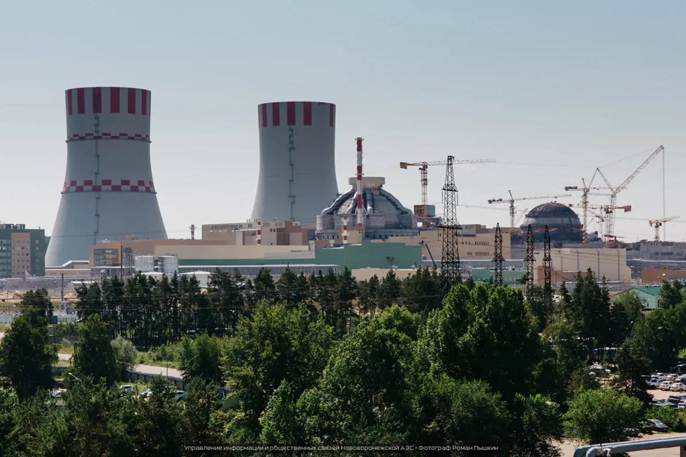 Pohled na spouštěný 6. a rozestavěný 7. blok Novovoroněžské jaderné elektrárny. 