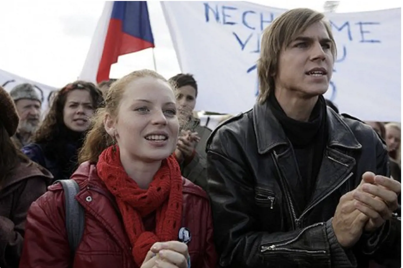 Lucie Šteflová s Davidem Gránským v seriálu Vyprávěj. Majda je jednou z jejích hlavních rolí.