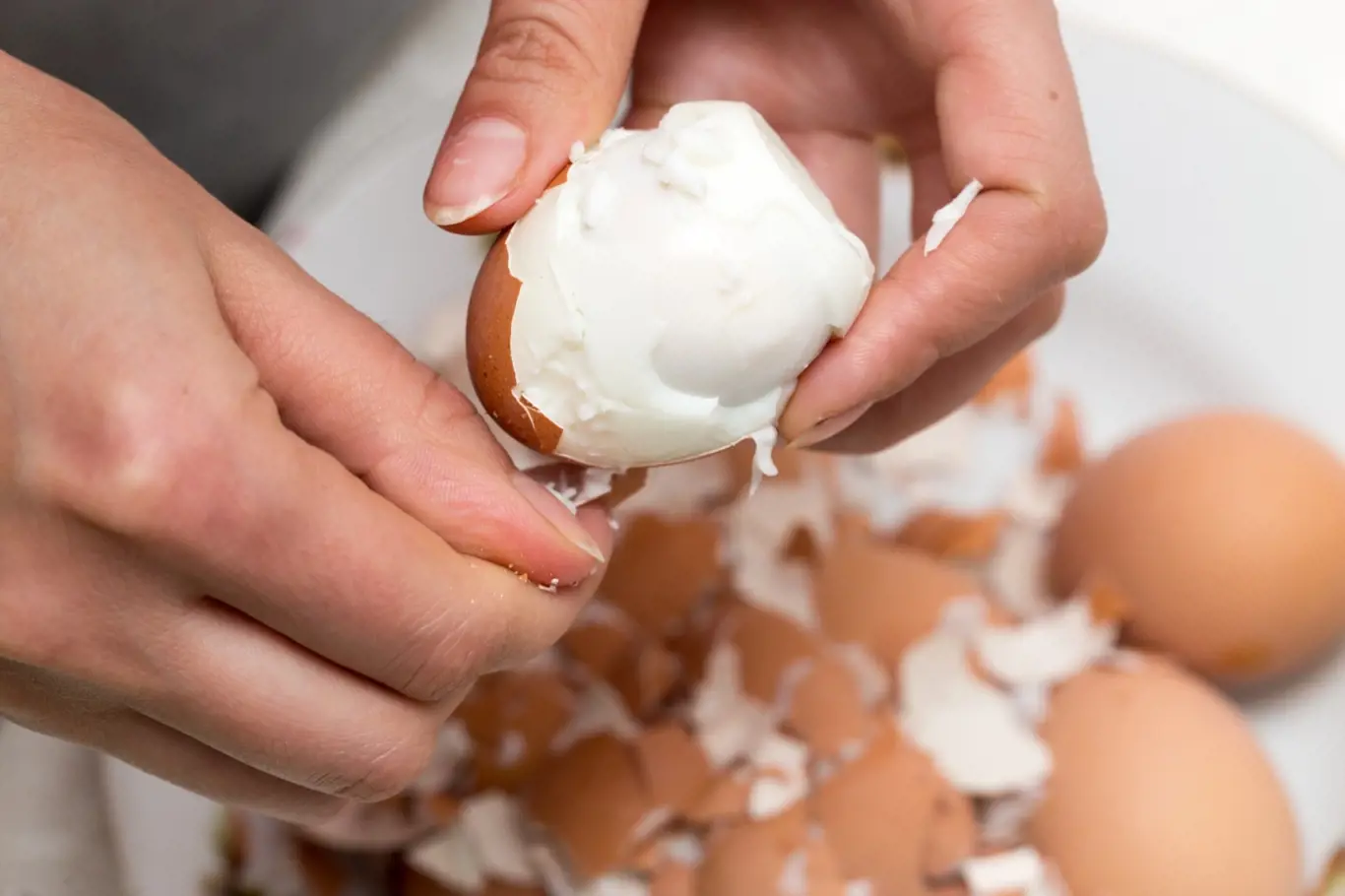 Zajímá vás, jak jednoduše a rychle oloupat vařená vejce? Způsobů je hned několik.