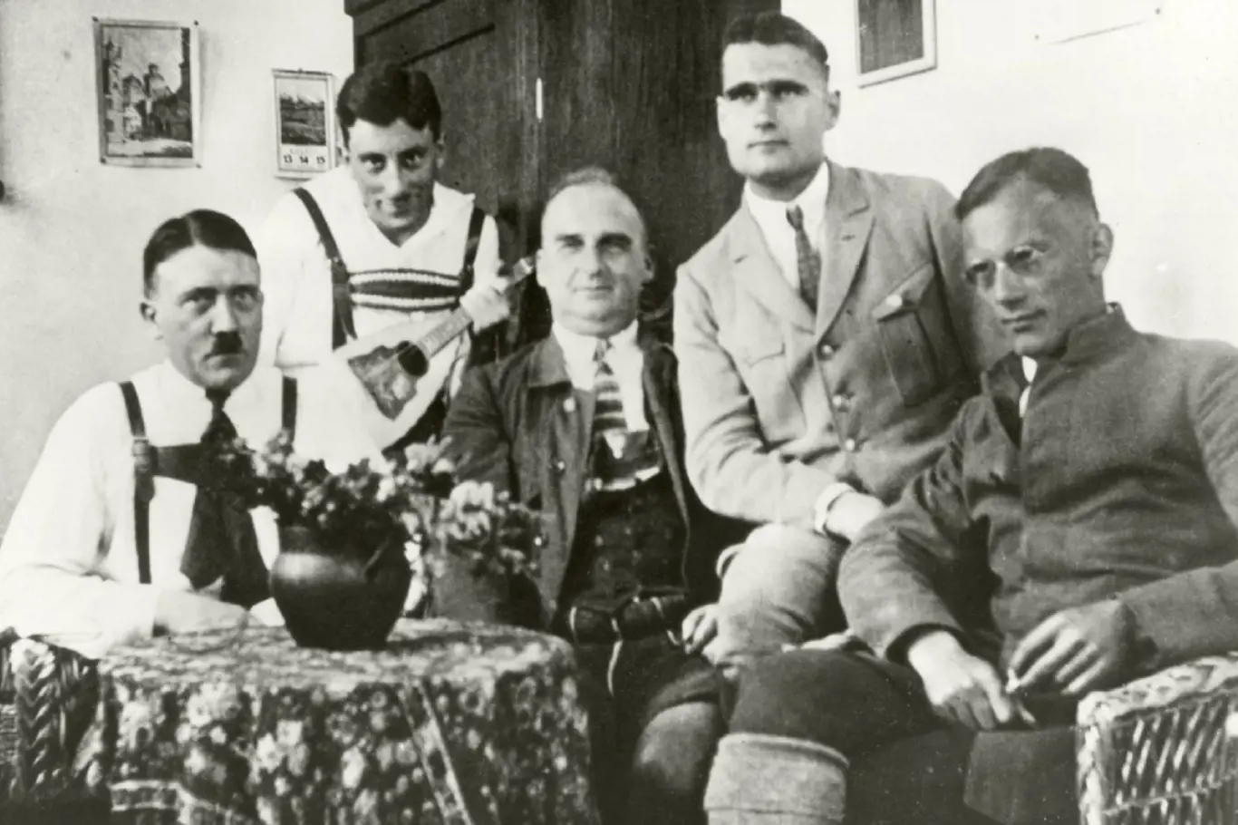 Hitler v roce 1924 ve věznici Landsberg obklopen přáteli (Rudolf Heß, Emil Maurice, Kriebel)