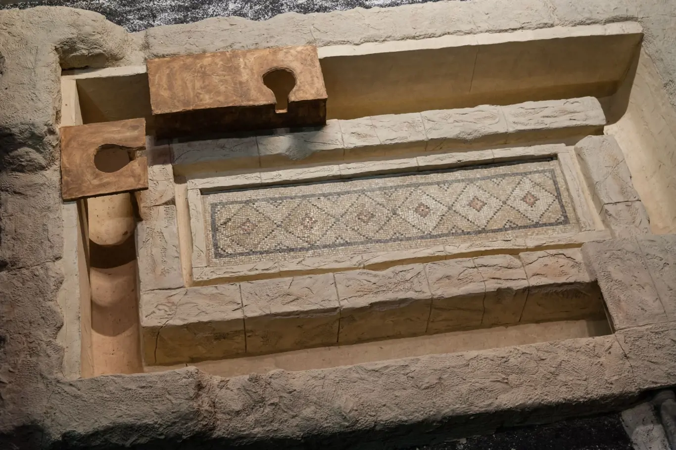 Latrína s mozaikou objevená v Turecku.