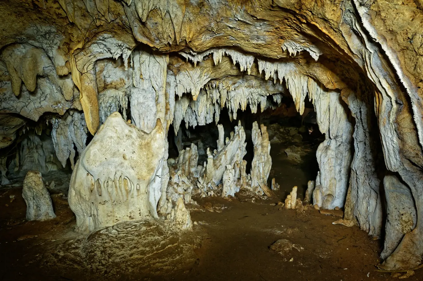 Krasová jeskyně se stalagmity a stalaktity, ilustrační obrázek